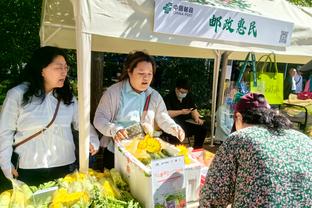 他好爱？哪怕在赛前唱歌环节 狄龙都目光如炬&死死盯着詹姆斯